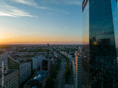 Obraz na plátne Centrum Warszawy, widok na wieżowce i biurowce, zbliżenie z lotu ptaka z drona,