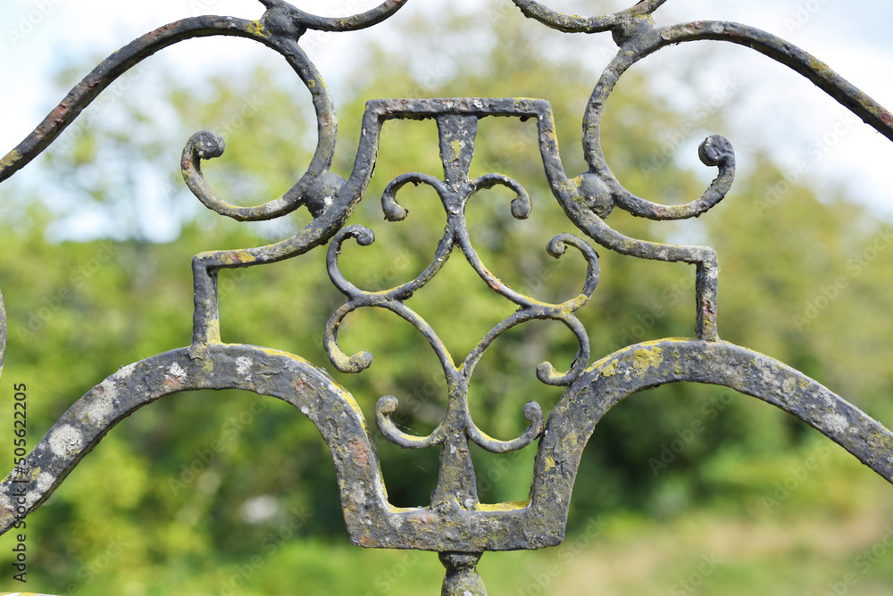 grille de porte métalique de jardin