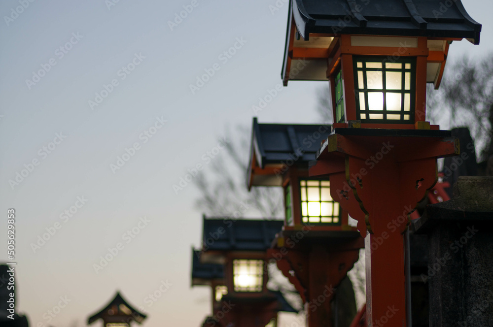 京都 夕暮れの伏見稲荷大社に灯る灯籠の光
