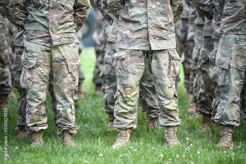 Foto Detail shot with american soldiers in military standing position during ceremony