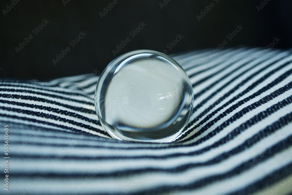 Fotografie boule de verre sur tissu rayé