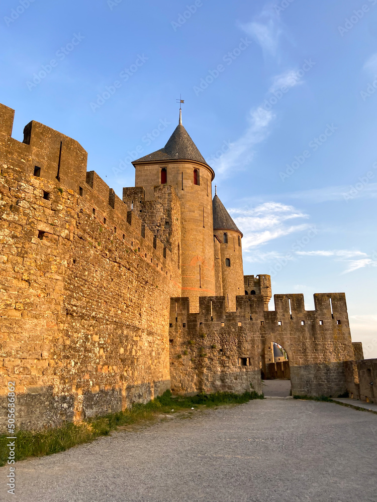 Forteresse de la cité médiéval de Carcassonne au coucher de soleil, Occitanie
