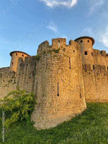 Forteresse de la cité médiéval de Carcassonne au coucher de soleil, Occitanie