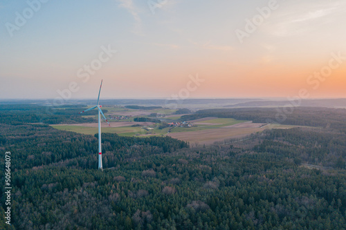 Windkraft Anlage mit schöner Landschaft auf dem Land in der Natur mit der Drohne aufgenommen