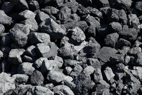 Skład węgla kamiennego opałowego przygotowany do zimy.