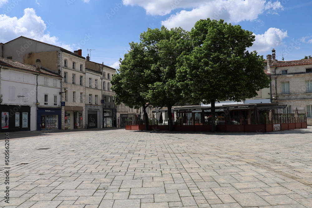 Rue typique, ville de Angouleme, département de la charente, France
