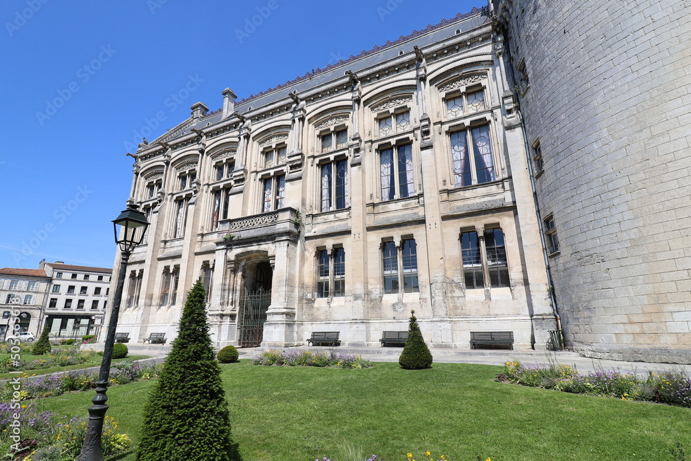 La mairie, ancien château des comtes d'Angoulême, vue de l'extérieur, ville de Angouleme, département de la charente, France