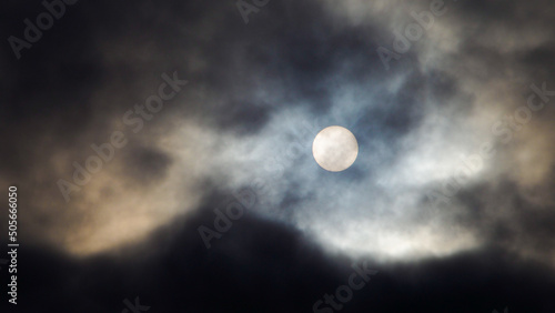 Vue rapprochée de la Lune, partiellement couverte par des nuages bas translucides