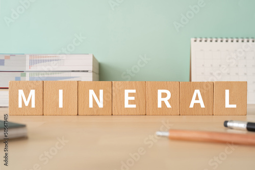 ミネラルのイメージ｜「MINERAL」と書かれた積み木 photo