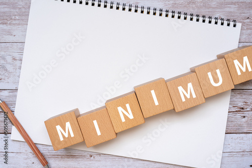 Plakat ミニマム・最小限のイメージ｜「MINIMUM」と書かれた積み木、ノート、ペン