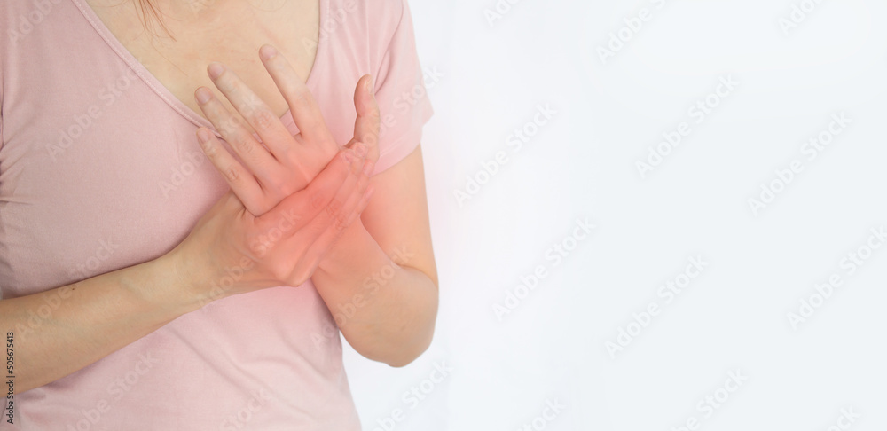 Ταπετσαρία women's hand with pain syndrome and feel numb with rubbing her inflamed hand