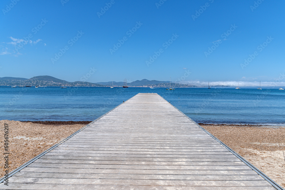 Ponton en bois avançant sur la mer dans le golfe de Saint Tropez sur la Côte d'Azur