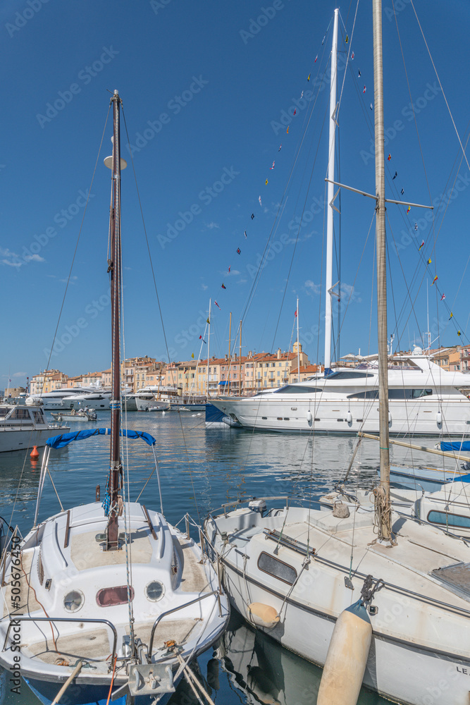 Port de Saint Tropez avec ses voiliers et yachts devant le clocher emblématique de la ville touristique de la Côte d'Azur