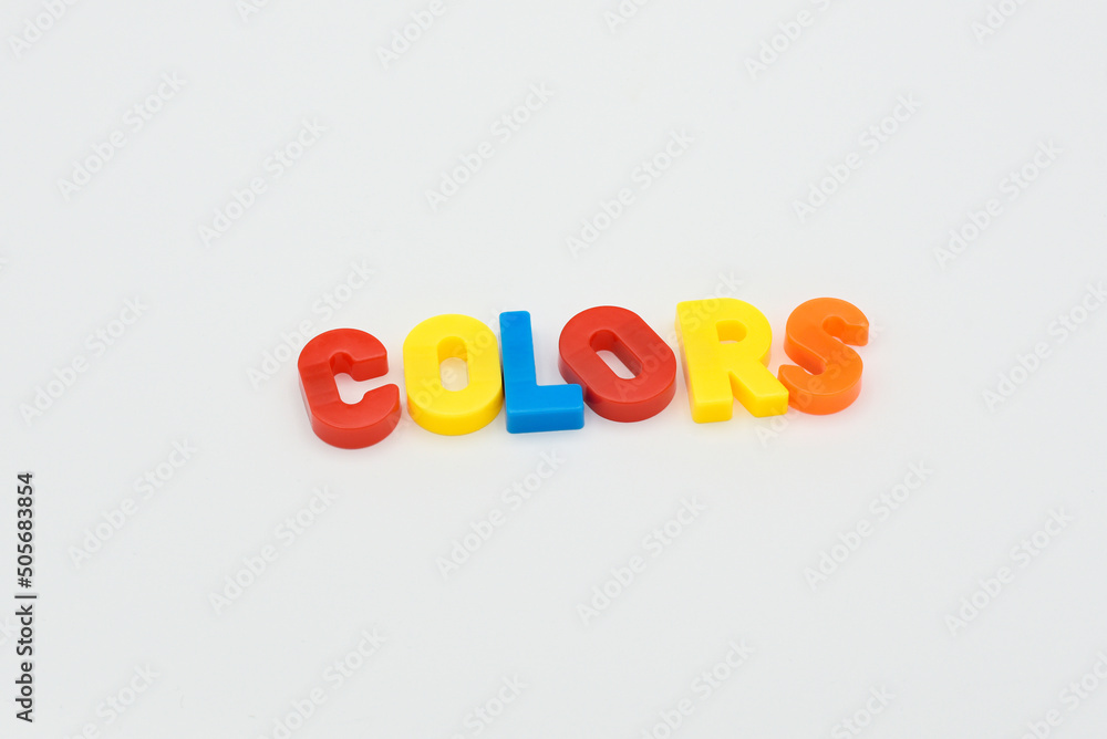 Lettrage magnet pour enfants - COLORS Lettrage magnet pour enfants - COLORS