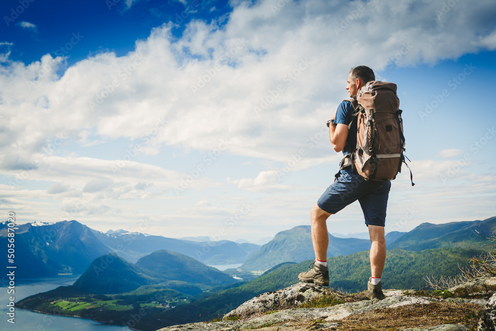 Εκτύπωση καμβά Traveller with backpack and mountain panorama