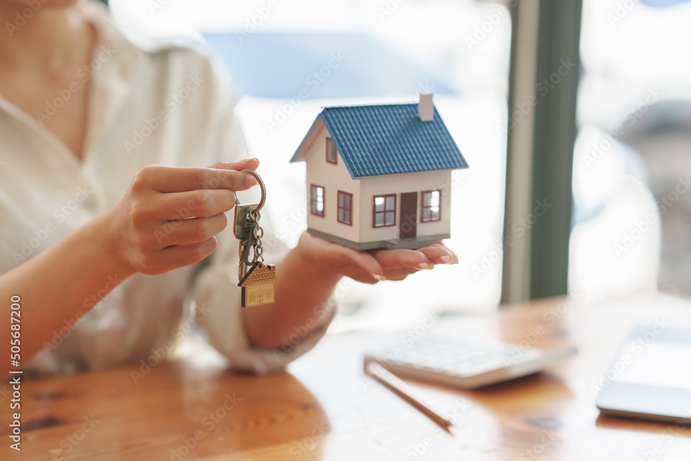 Φωτογραφία Close up Business woman or Real Estate agent giving house key after signing agreement for buying house