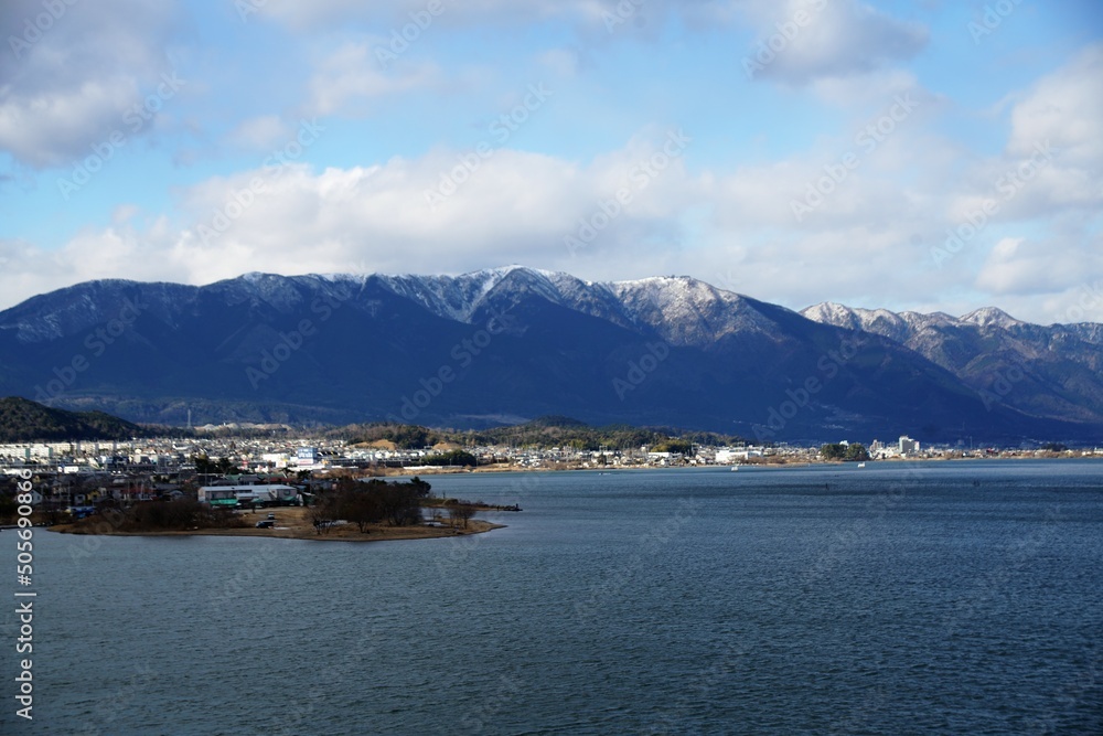 滋賀の琵琶湖と雪の比良山系