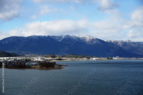 滋賀の琵琶湖と雪の比良山系 © 金田　哲郎
