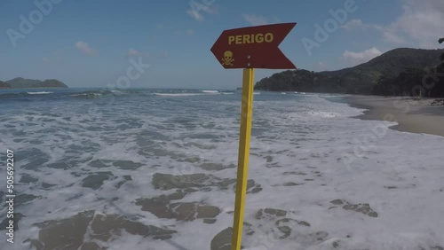 Danger warning sign ma Praia do Sahy, São Sebastião Litoral north of São Paulo, Atlantic Forest, Serra do Mar State Park.