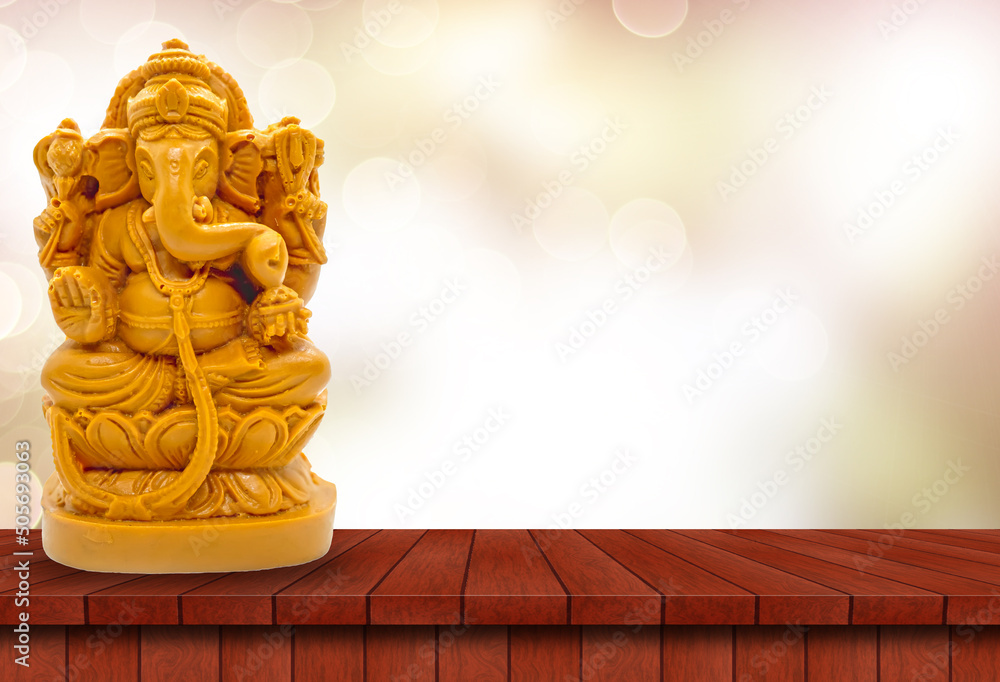 Ταπετσαρία Hindu God Ganesha on a wooden table with blurred bokeh background