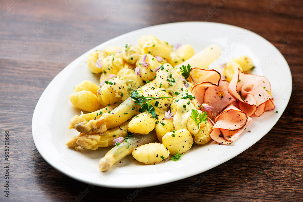 White asparagus with ham, Dutch sauce and gnocchi White asparagus with ham, Dutch sauce and gnocchi
