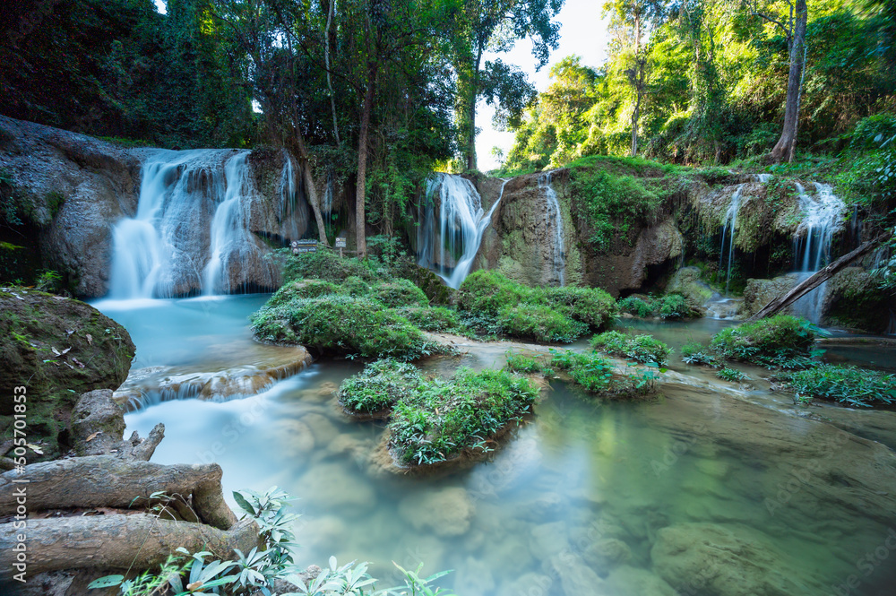 Naklejka premium Thansawan Waterfall in Doi Phu Nang National Park