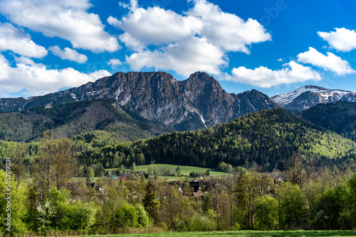 Obraz na płótnie giewont-tatry-polska-wiosna w salonie
