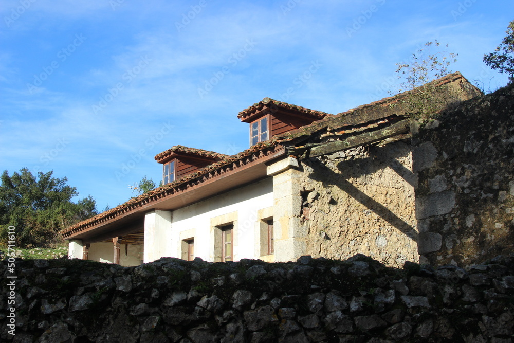 Típicas casas antiguas abandonadas de campo en Asturias (España) foto de  Stock | Adobe Stock
