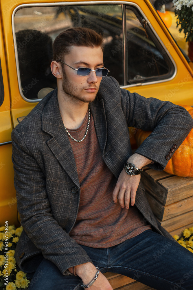 Foto Stock Fashionable hipster man with hairstyle and trendy