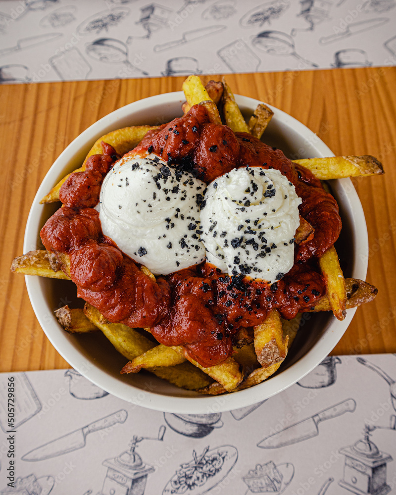 Ración de patatas bravas típicas españolas con mayonesa y sofrito de