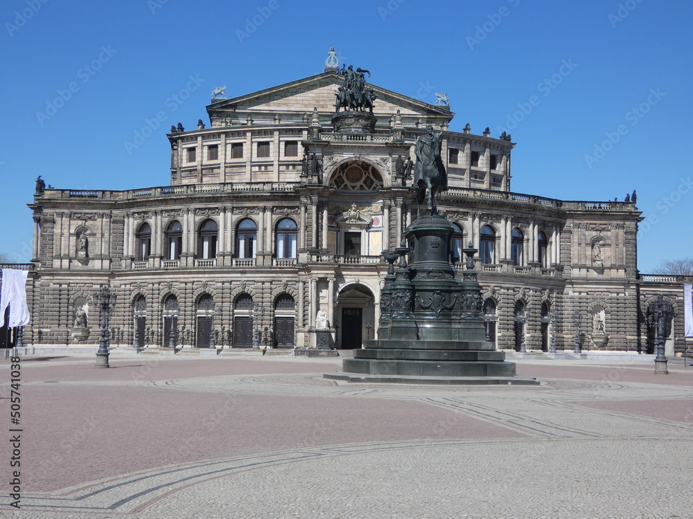 Die weltberühmte Semperoper zu Dresden.