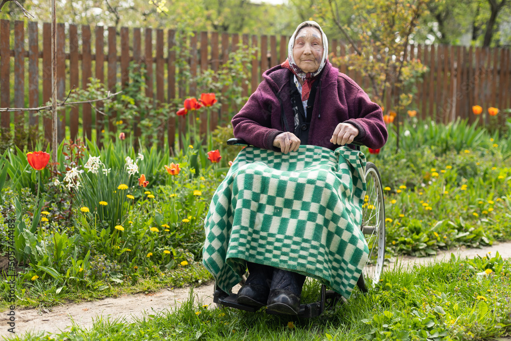 Ταπετσαρία Old woman sitting in a wheelchair looking sad and worried