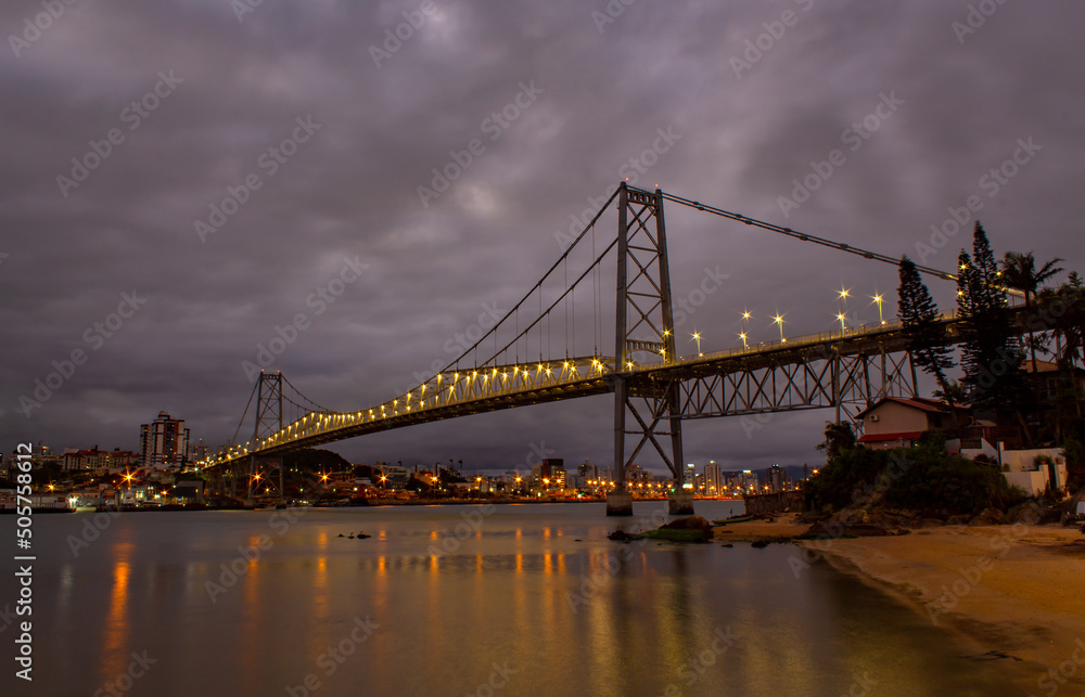 noite em Florianópolis e as luzes da ponte Hercílio Luz