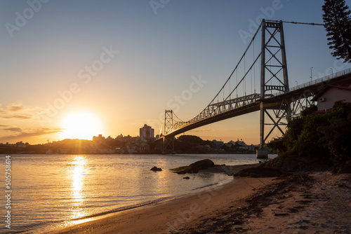 Wallpaper Mural pôr do sol e a ponte Hercílio Luz de Florinópolis, Brasil Torontodigital.ca