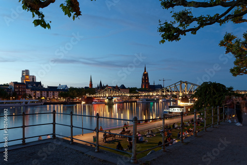 Frankfurt am Main Skyline bei Nacht, am Mainufer, Blick zum Eisernen Steg