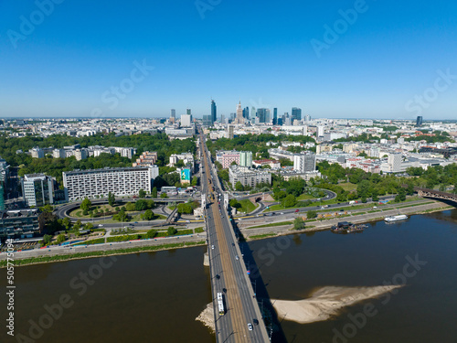 Fotografie, Obraz widok z lotu ptaka z drona na centrum Warszawy i most Poniatowskiego, Wisła, duż