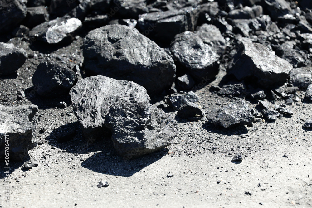 Skład węgla kamiennego opałowego przygotowany do zimy. - obrazy, fototapety, plakaty 