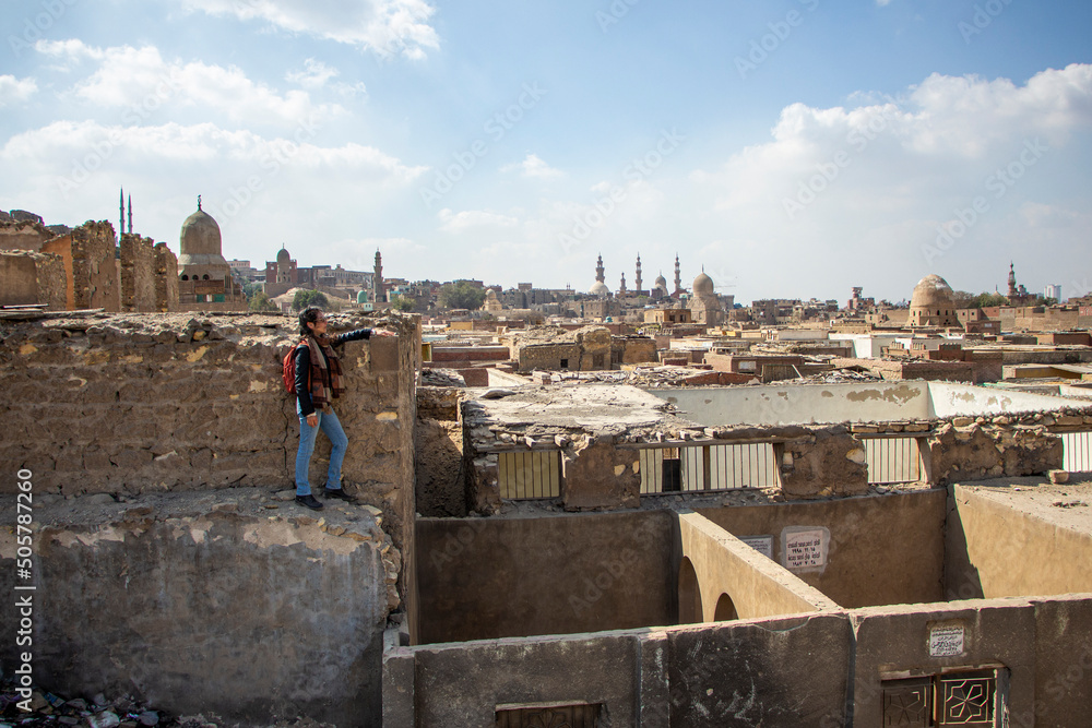 Φωτογραφία Woman looking at the City of the Dead in Cairo in Egypt