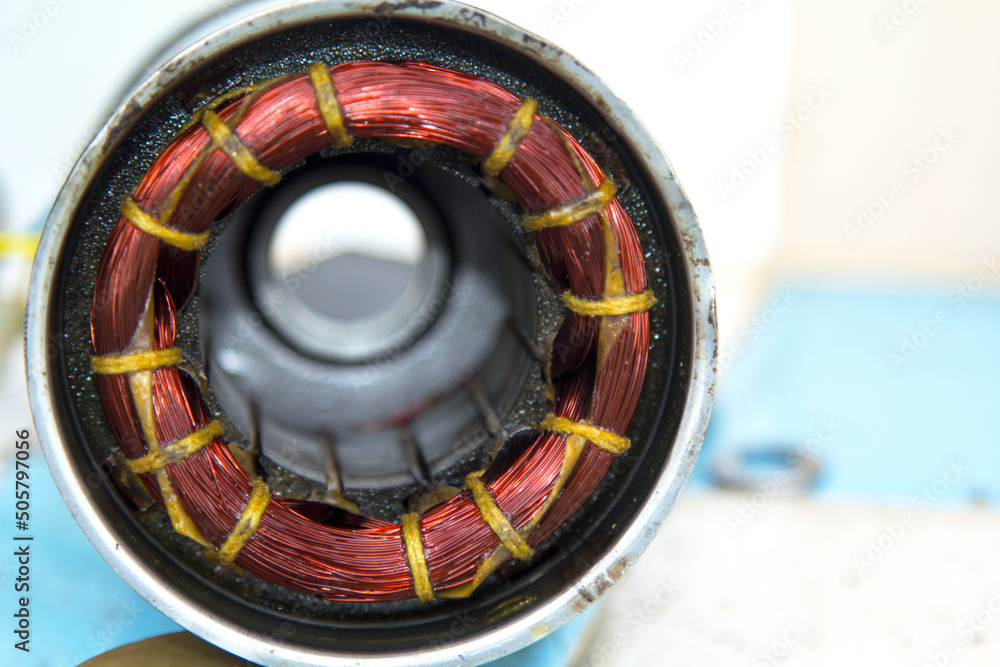 Ταπετσαρία The car dynamo is awaiting repair for reuse as a source of energy in the car