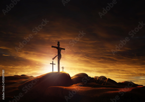 Leinwand Poster 골고다 언덕의  하늘은 장엄한 빛과 구름에 휩싸이고  예수그리스도의 죽음과 부활을 상징하는 거룩한 십자가를 보여줍니다