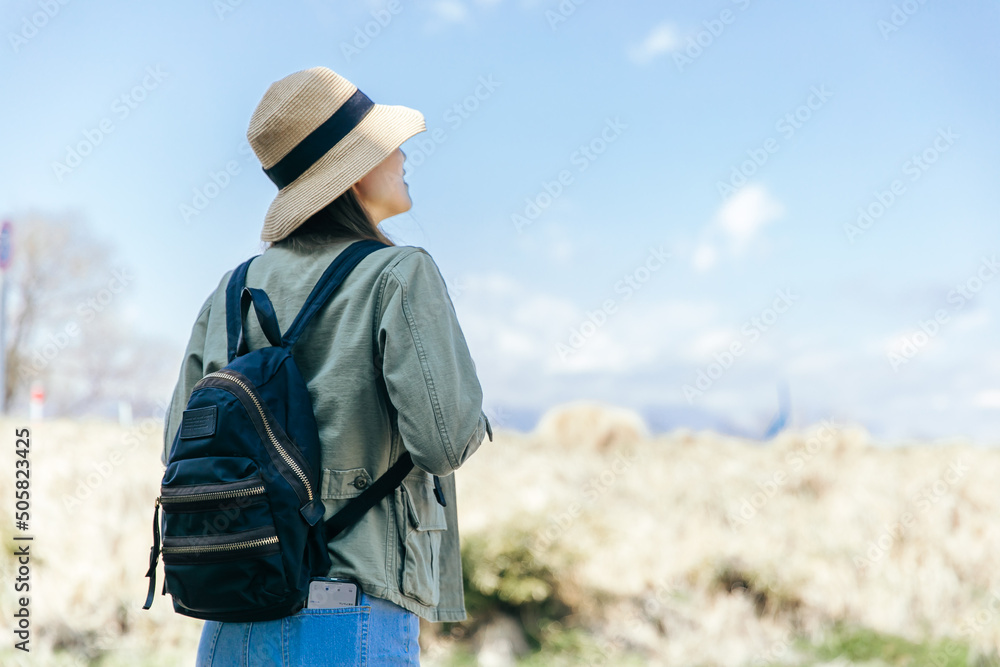 山を見上げる女性 picnic 山を見上げる女性 picnic