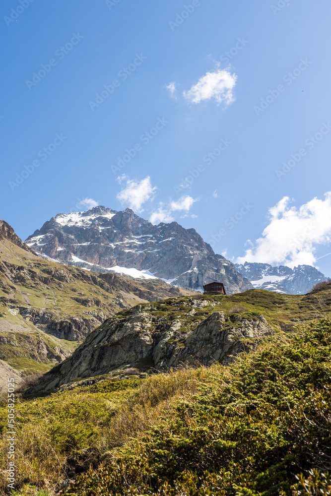 Obraz premium Refuge de Chabournéou, sur les pentes du Massif des Ecrins dans la Vallée du Valgaudemar