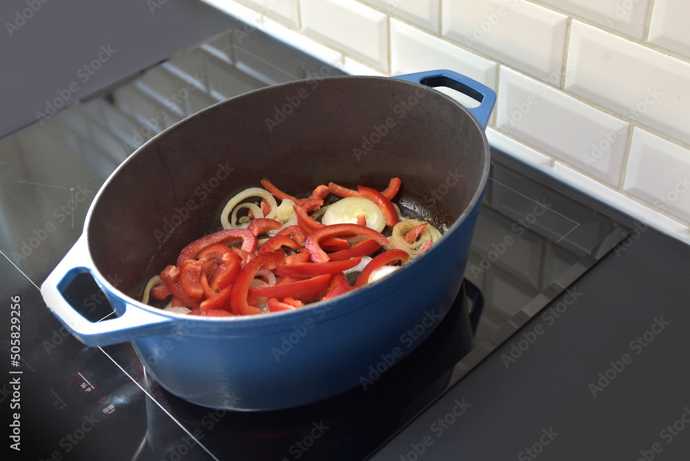 Φωτογραφία cocotte en fonte et légumes