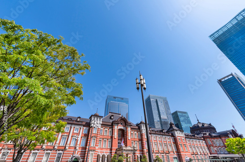 新緑の東京丸の内・駅前広場の風景（2022年5月）