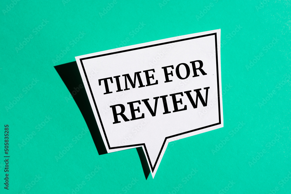 Φωτογραφία Time for review reminder speech bubble isolated on the green background