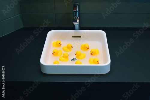 canard de bain dans un lavabo de salle de bain photo