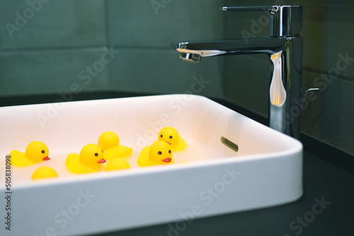 canard de bain dans un lavabo de salle de bain Fototapet