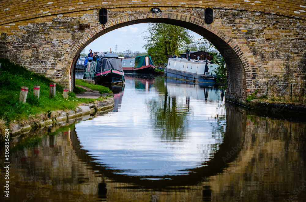 Fototapeta premium 09.04.2022 Tring, England, UK - Beautiful Tring canal with boats and water reflection