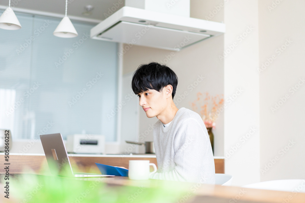 自宅でリモートワークをする男性 自宅でリモートワークをする男性