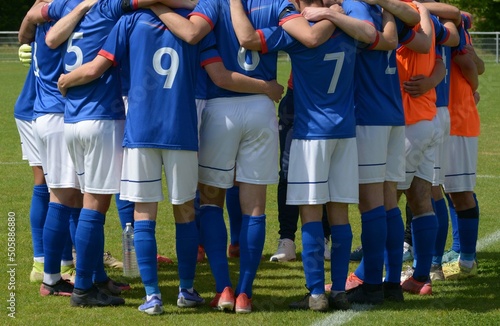 l'accolade de l'équipe de football sur le terrain avant-match photo